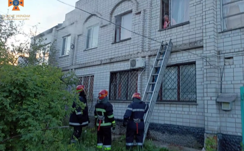 У Верхньодніпровську під час пожежі надзвичайники врятували двох чоловіків та жінку
