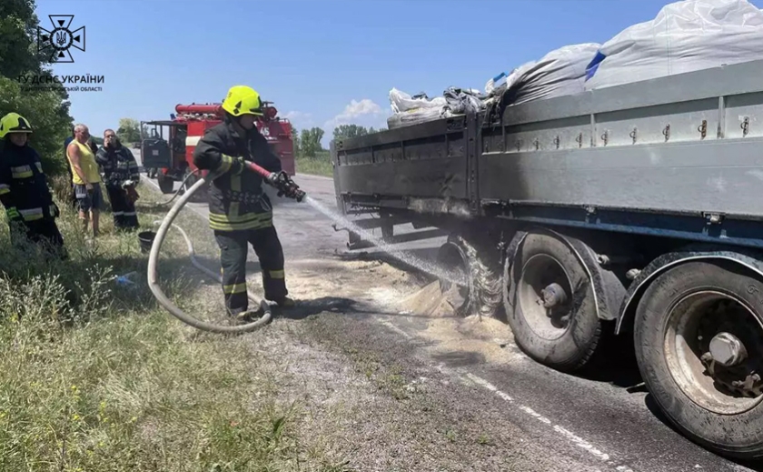 Посеред траси Н-08 Бориспіль–Дніпро–Запоріжжя загорілась вантажівка: деталі