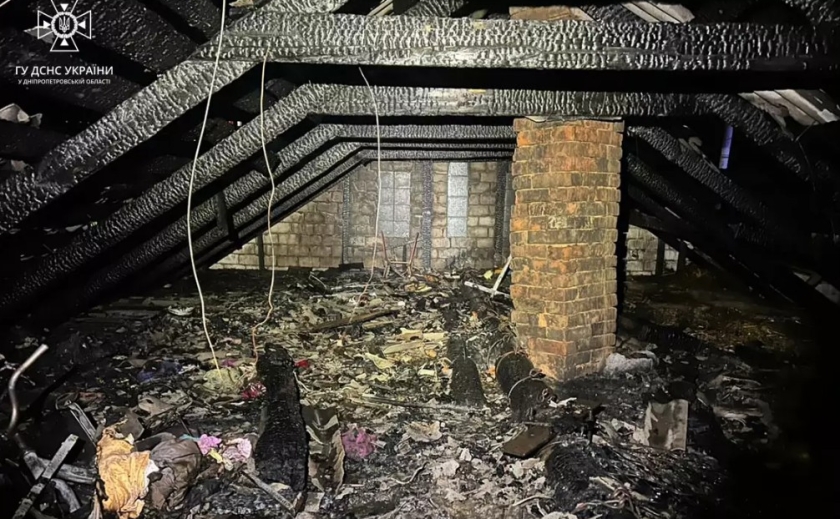 Вогонь охопив дах: рятувальники Верхньодніпровська загасили пожежу у житловому будинку