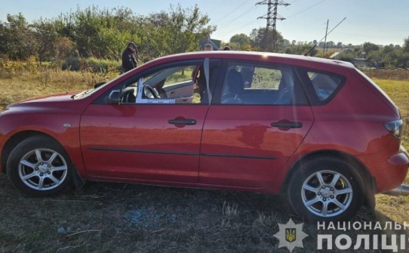 Розбив скло та накинувся з кулаками на власника автомобіля: на Дніпропетровщині поліцейські повідомили про підозру 25-річному чоловіку